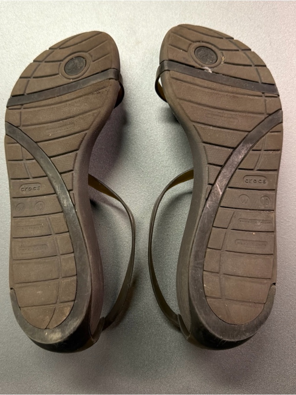CROCS Women's Brown Slim-Strap Toe Loop Sandals - Picture 7 of 8